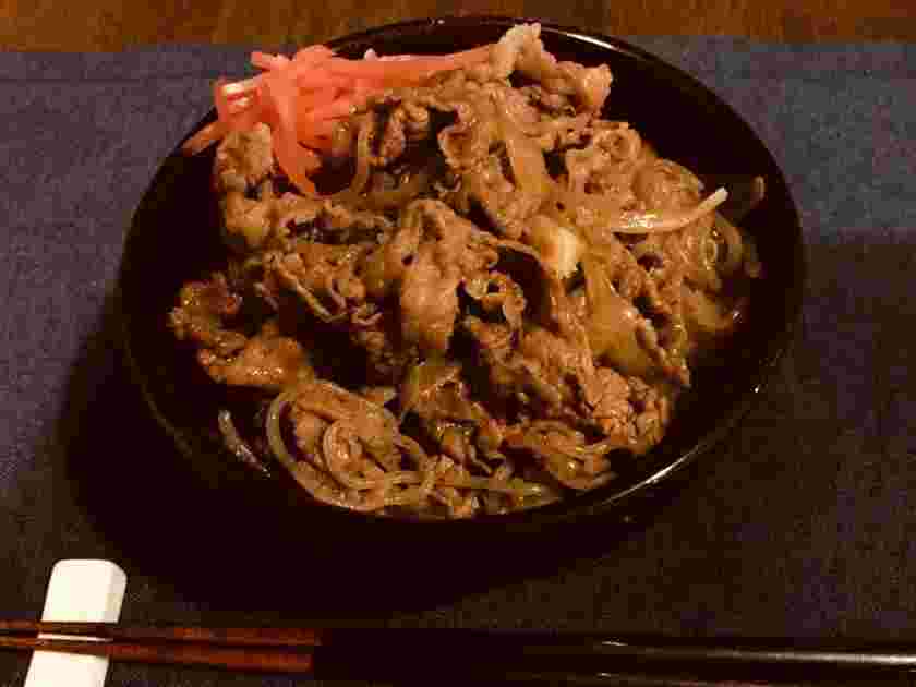 オイスターソースを隠し味に使ったすき焼き風の牛丼