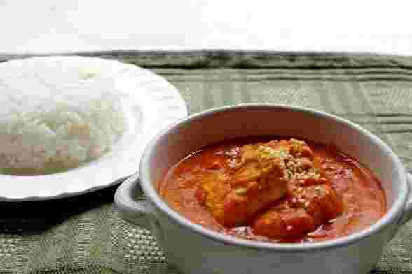 練りごまを隠し味に加えたチキンカレー