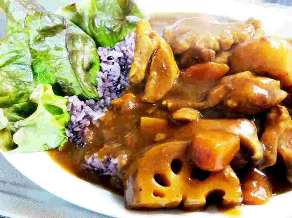 チャツネを隠し味に加えた本格派チキンカレー