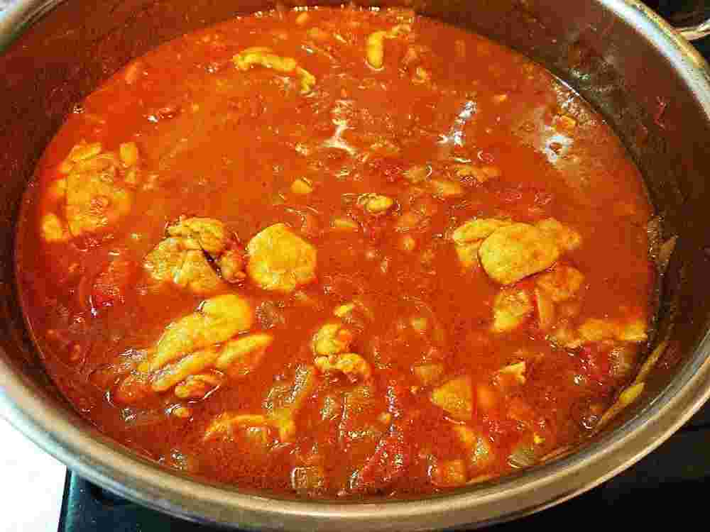 隠し味にトマトとビールを使ったチキンカレー