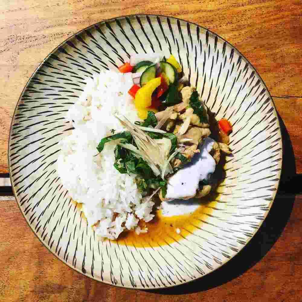 味噌を隠し味に加えた和風チキンカレー
