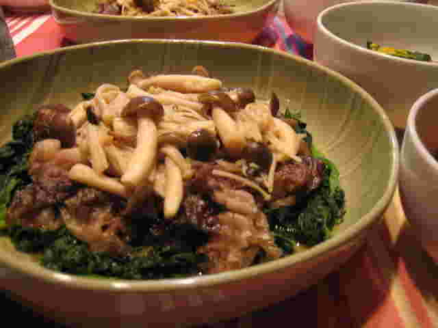 牛肉薄切りとほうれん草の和風きのこソース