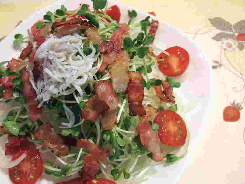 カリカリベーコンの玉ねぎサラダ
