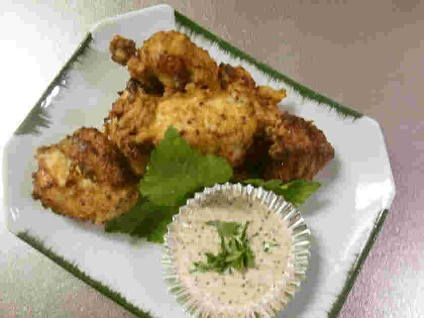 マスタードソースで食べる鶏の唐揚げ