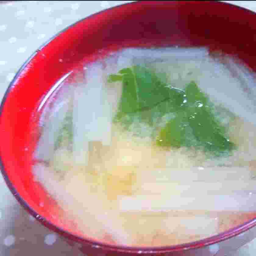 チンゲン菜と大根とじゃがいもの味噌汁