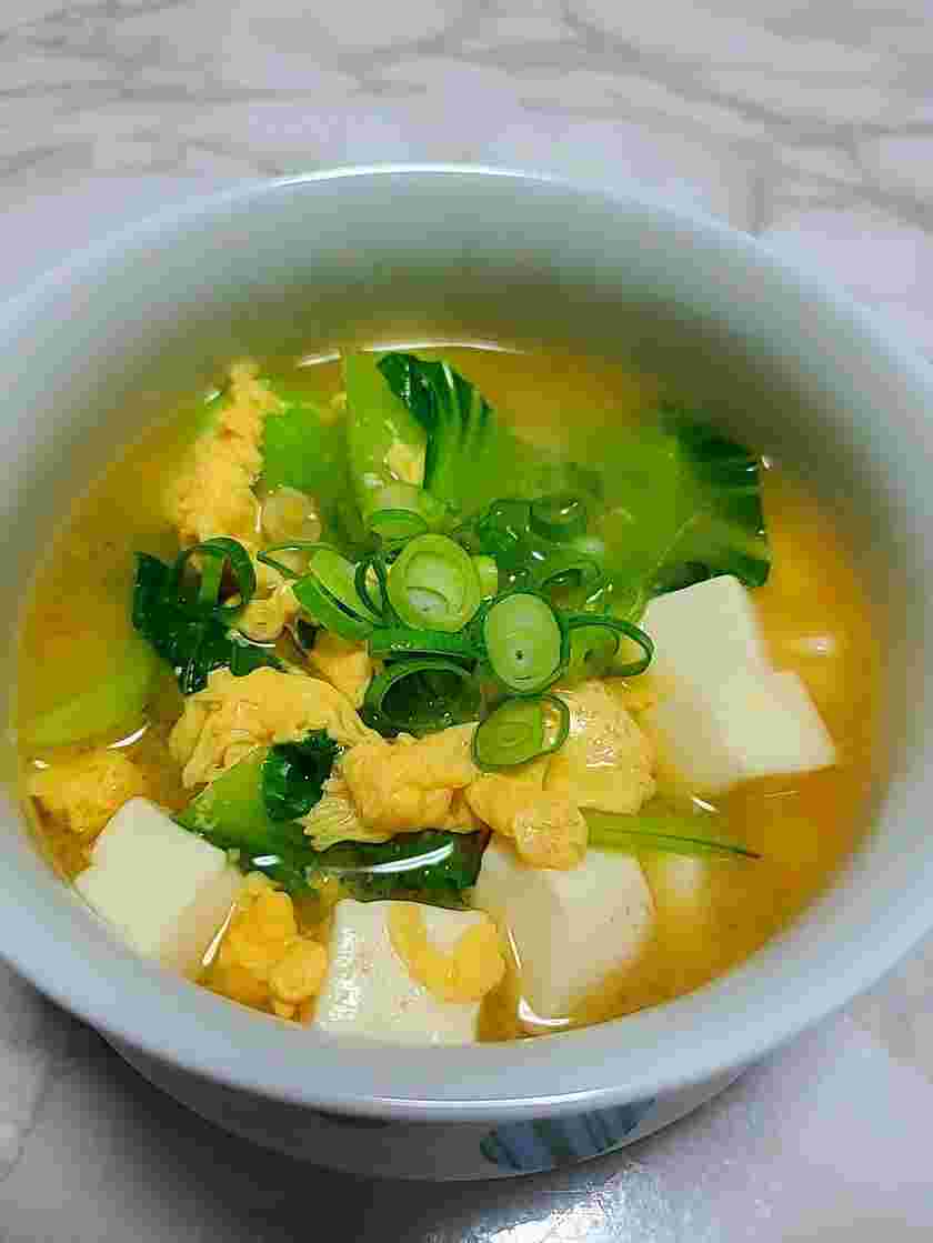 チンゲン菜と豆腐のかきたま味噌汁
