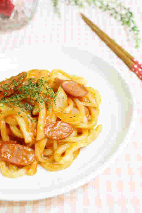 ランチにおすすめのレンジで簡単ナポリタン風うどん