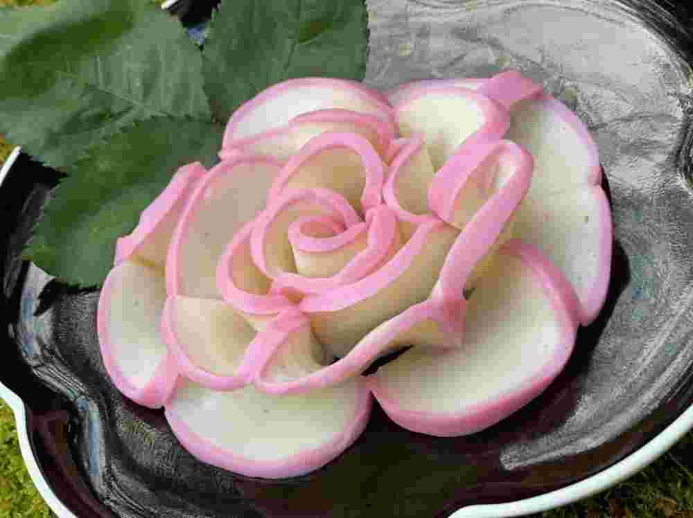 板わさに使うかまぼこのバラの花
