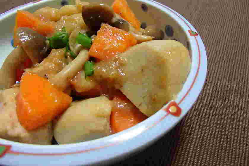 鶏肉とりんごを使った里芋の煮物