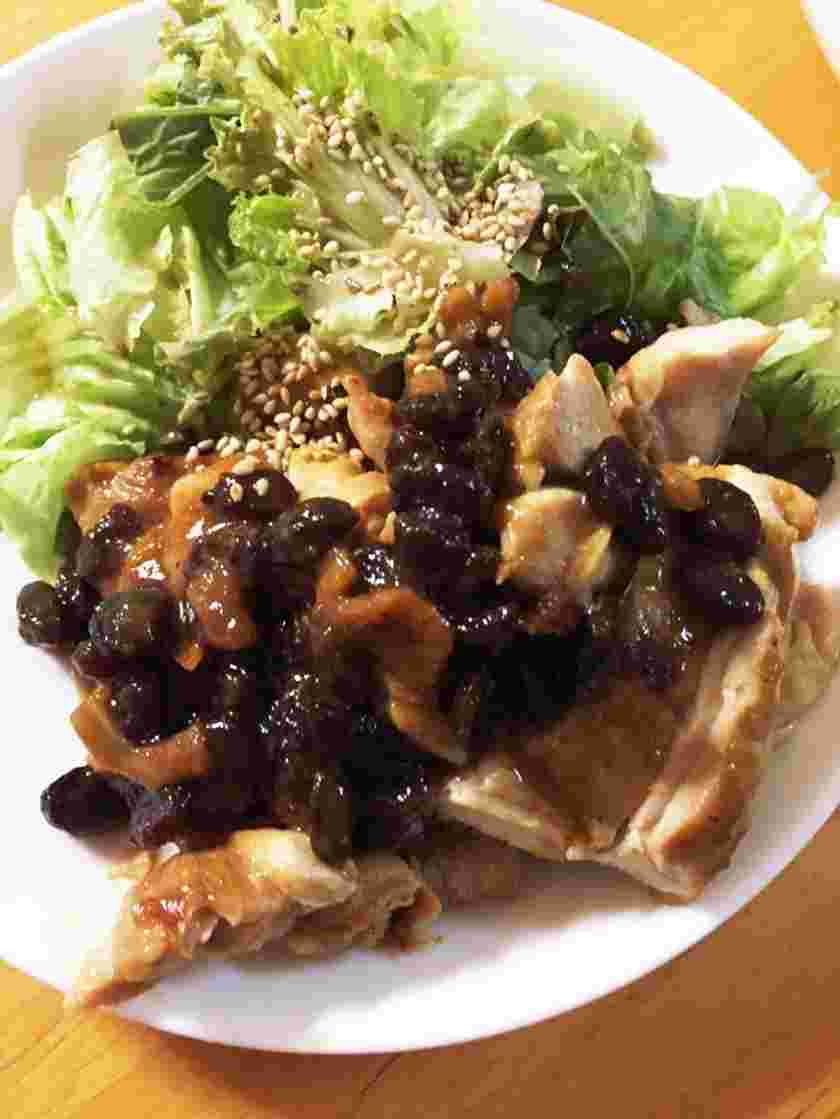 鶏もも肉とりんごとレーズンを使った料理