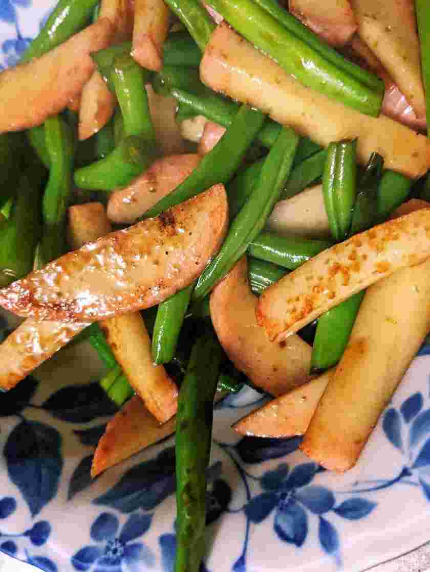 かまぼことインゲンの炒め物