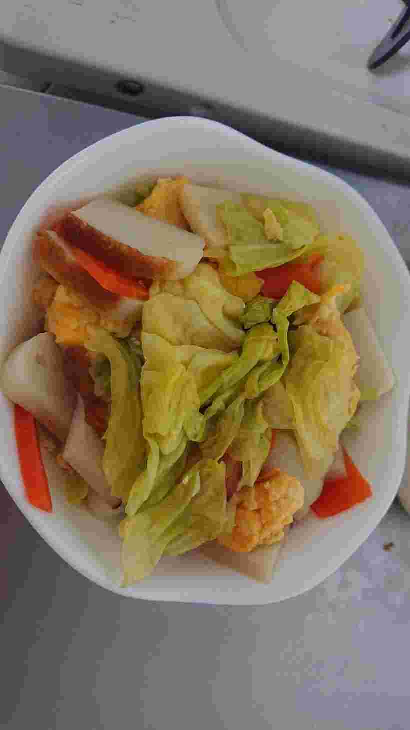 かまぼことキャベツの炒め物