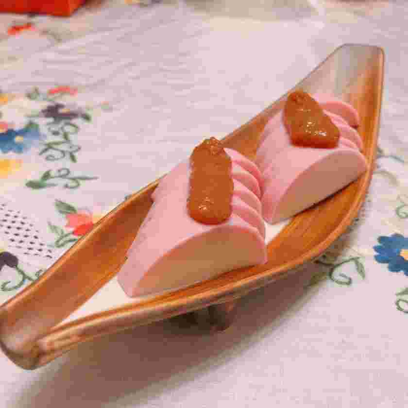 かまぼこの梅肉のせ