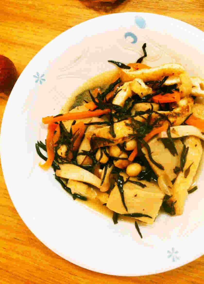 かまぼこと高野豆腐入りのひじきの煮物