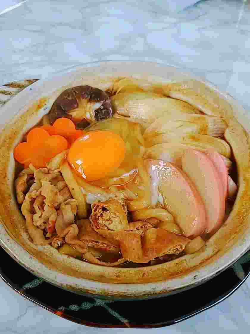 かまぼこと豚の味噌煮込みうどん