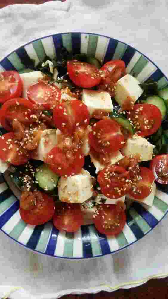 豆腐ときゅうりとトマトの梅ドレサラダ