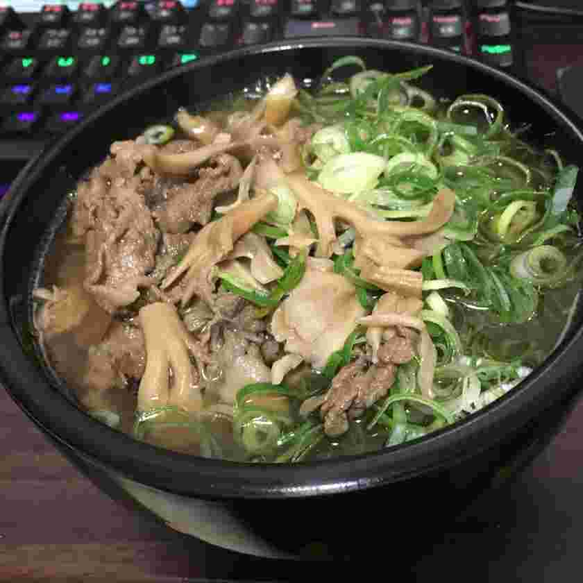 牛肉を使った肉汁うどん