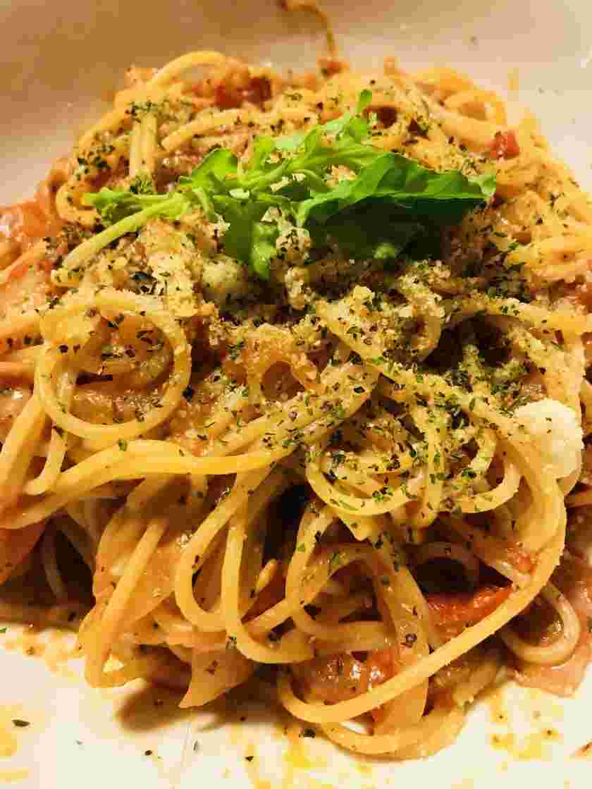 ベーコンとトマトチーズソースのパスタ