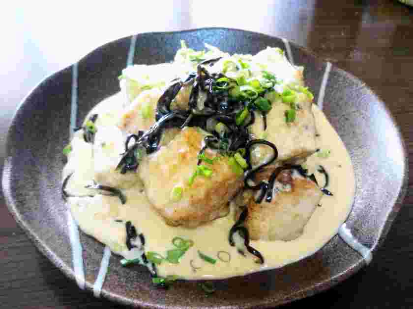 揚げ豆腐と餅のチーズソースかけ
