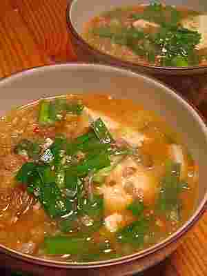 中華料理の豆腐の四川風春雨スープ