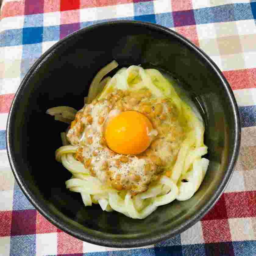 簡単夕飯メニューのやみつき納豆卵うどん