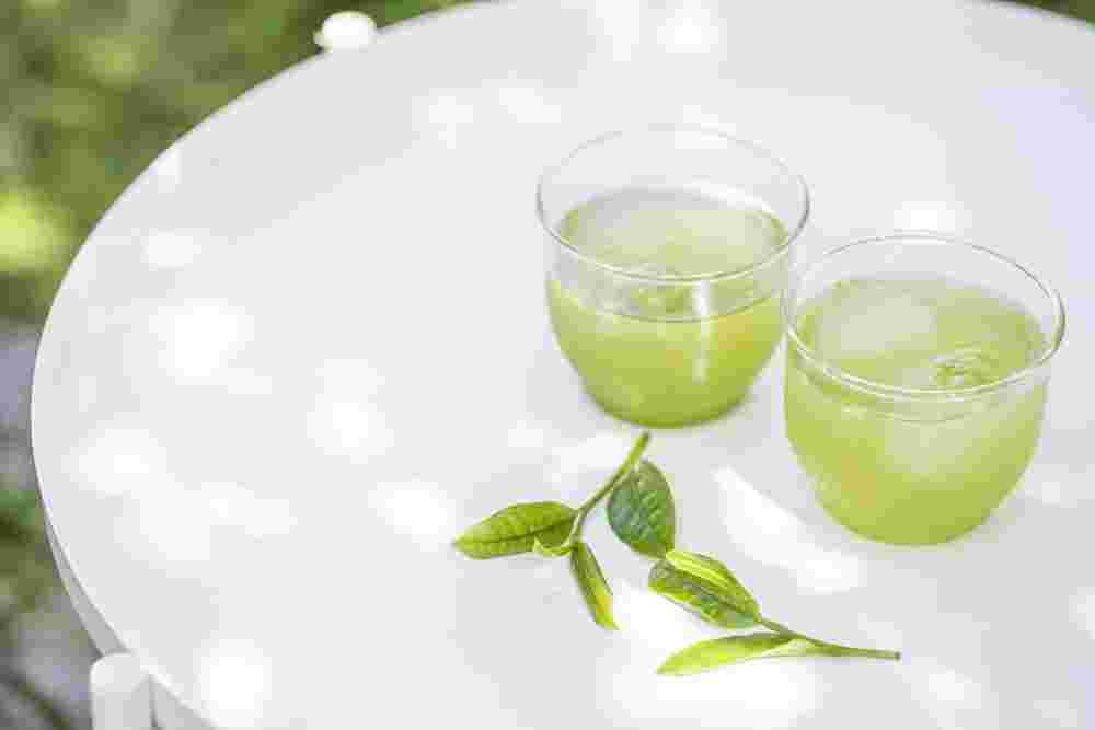 白いテーブルに置いてある水出し緑茶