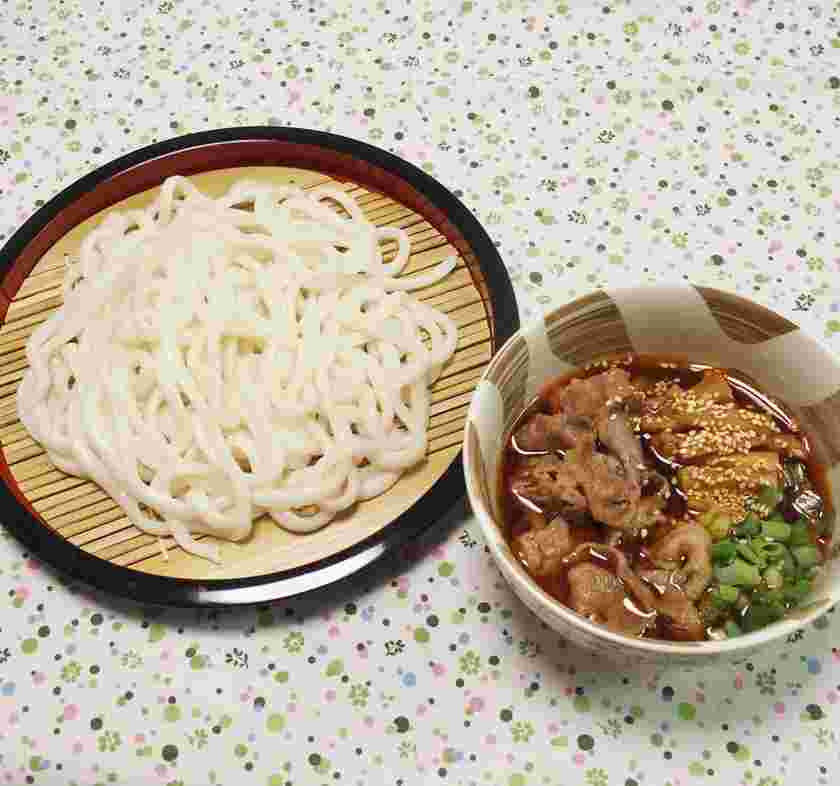 ピリ辛肉ざるうどん