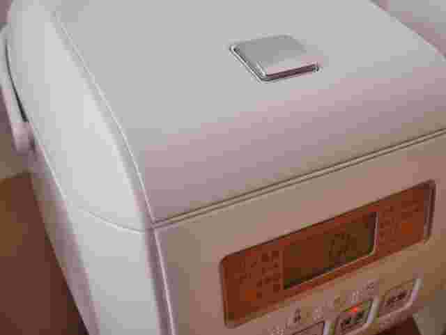 白い保温機能付き炊飯器
