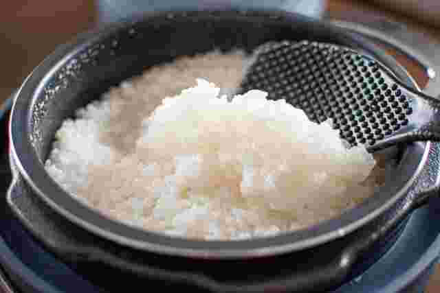 保温機能付き炊飯器内にある炊き立てご飯