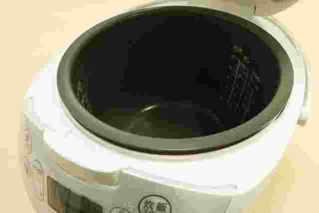 蓋の開いた白い保温機能のついた炊飯器