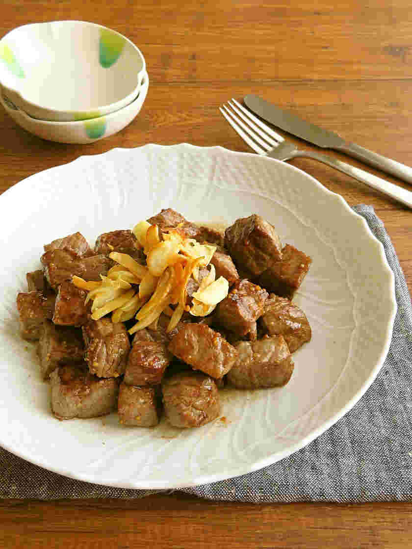 成型肉を使ったサイコロステーキのイタリアンガーリック