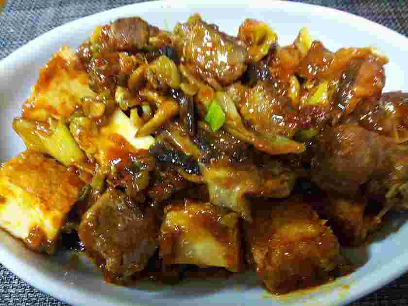 成型肉のサイコロ牛と揚げ豆腐の麻辣炒め