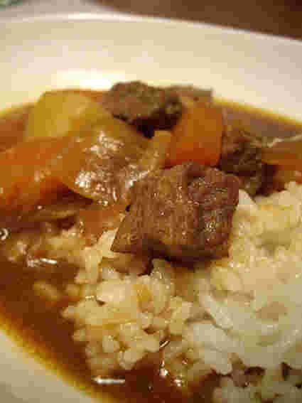 成型肉を使ったコロコロステーキのデミカレーライス