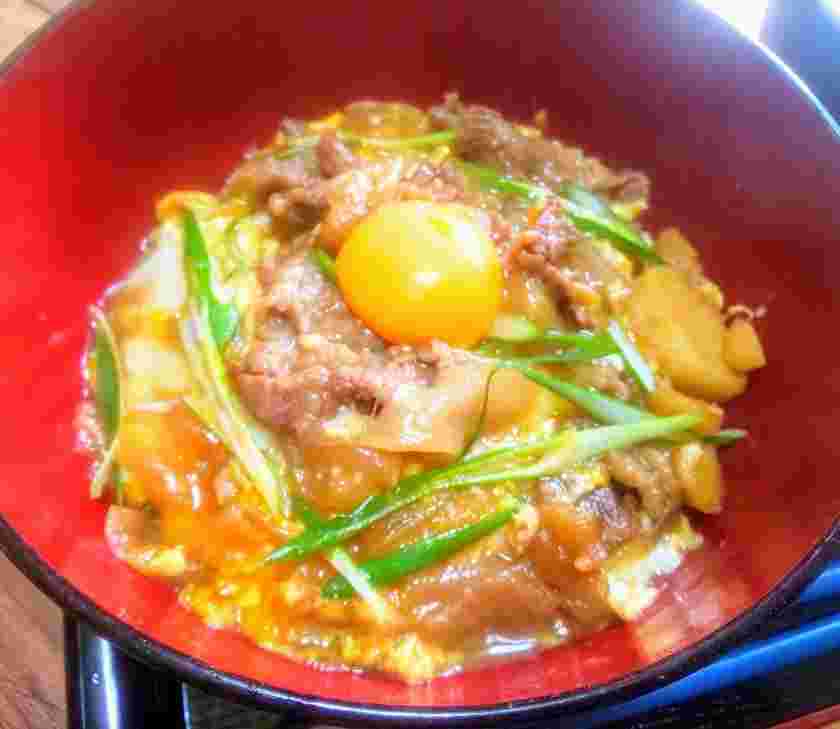肉じゃがの開花丼