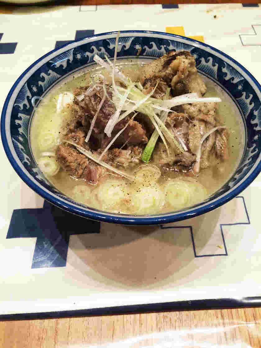 牛骨付き肉の本格テールスープ