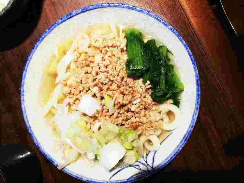 白ネギと鶏そぼろがけの温玉掛けうどん