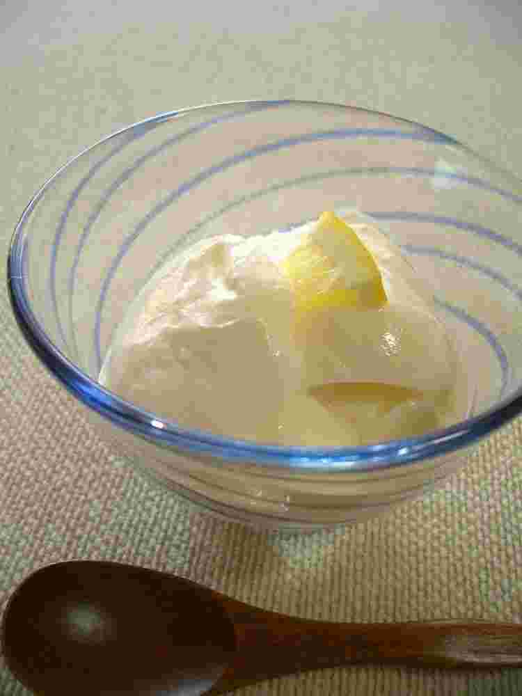 レモン果汁を加えたプレーンヨーグルト