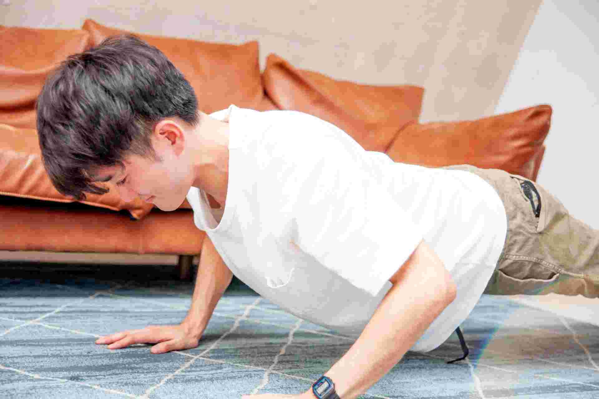 筋トレをする男性