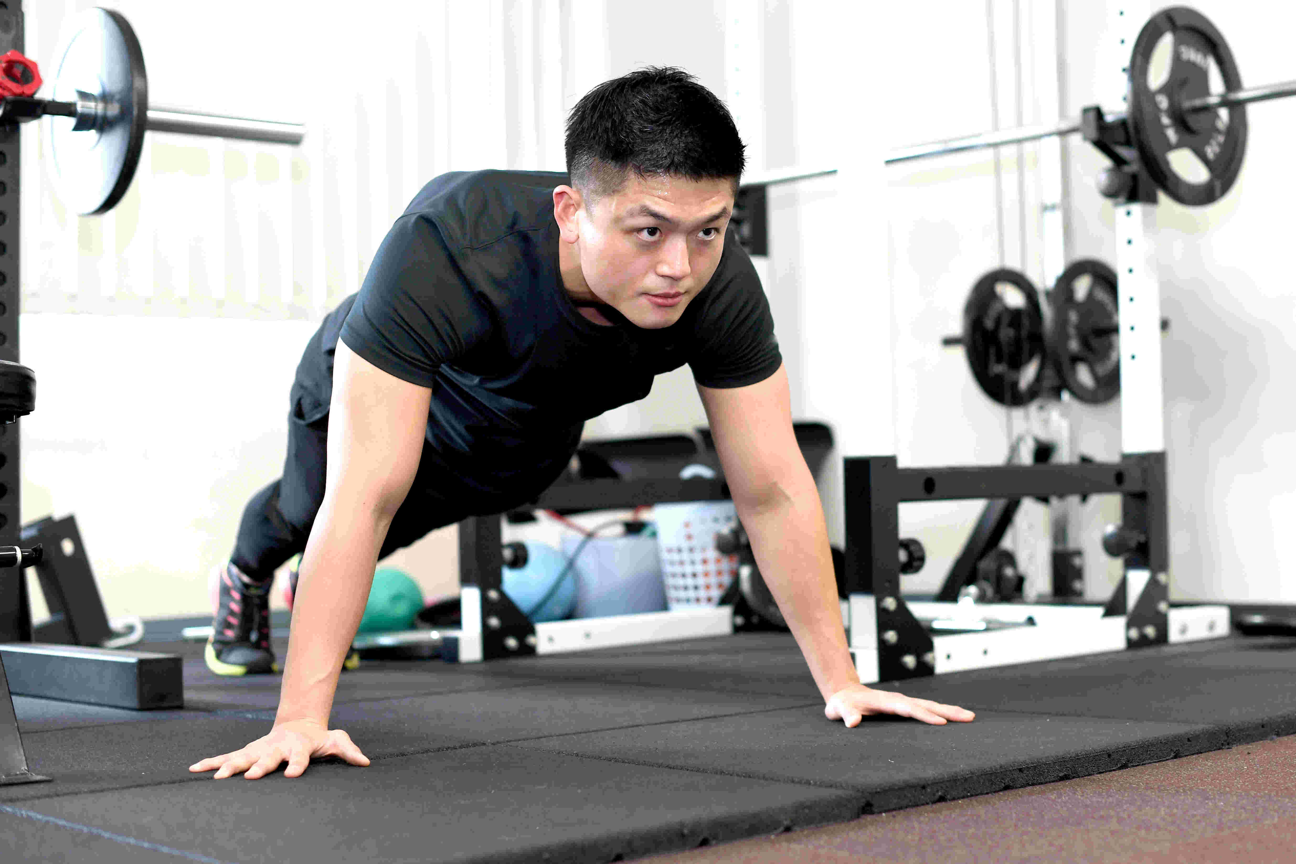 筋トレする男性
