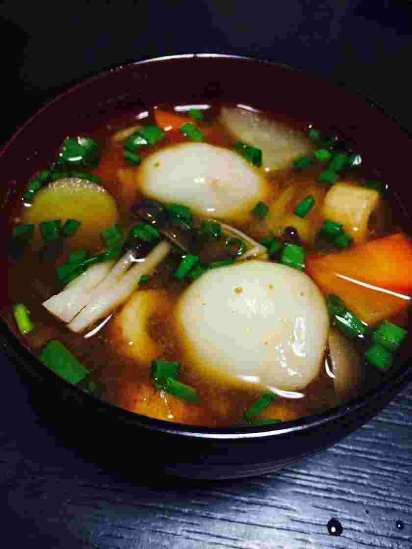 しめじとツナ団子入りの味噌汁