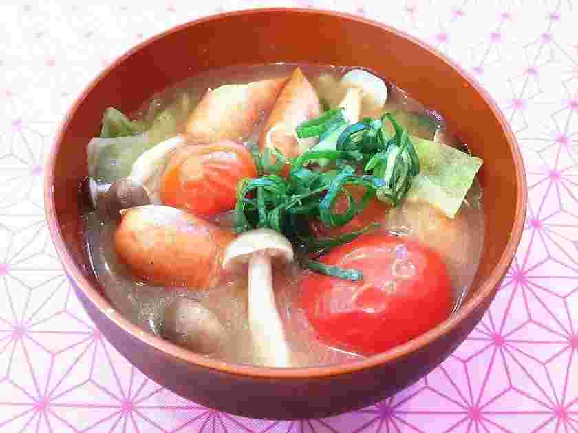 しめじとトマトとウィンナーの味噌汁