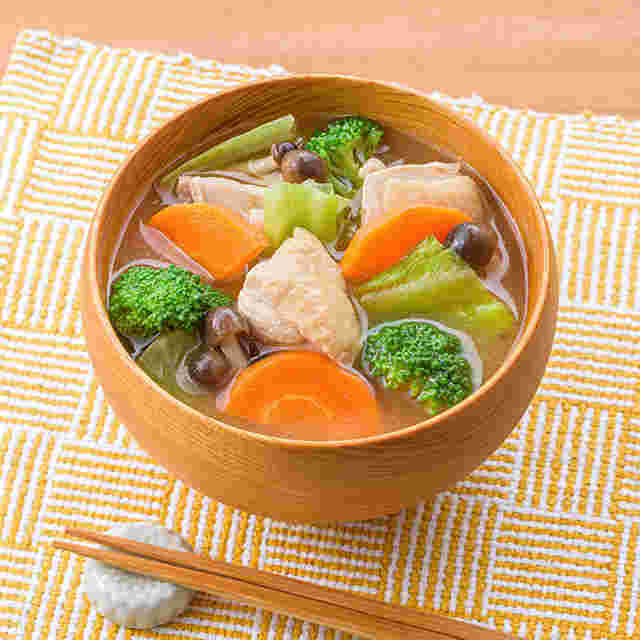 しめじと鶏団子の味噌汁