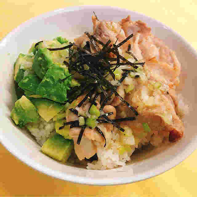 豚バラ肉のカフェ風ネギ塩レモン丼