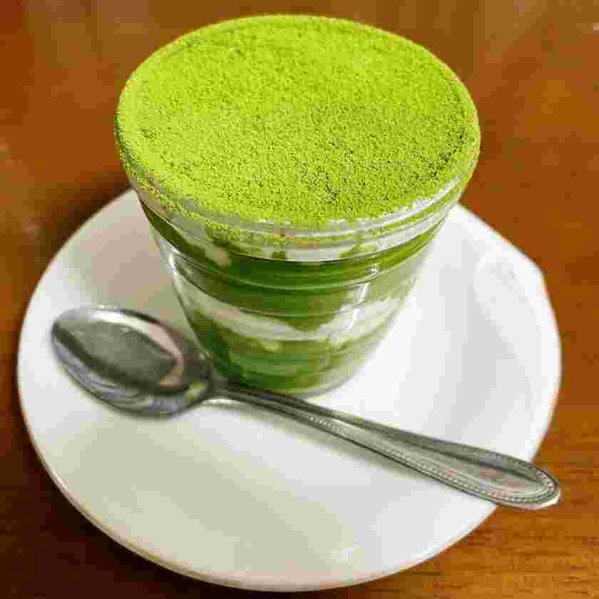 パーティー料理のデザート用の抹茶ティラミス
