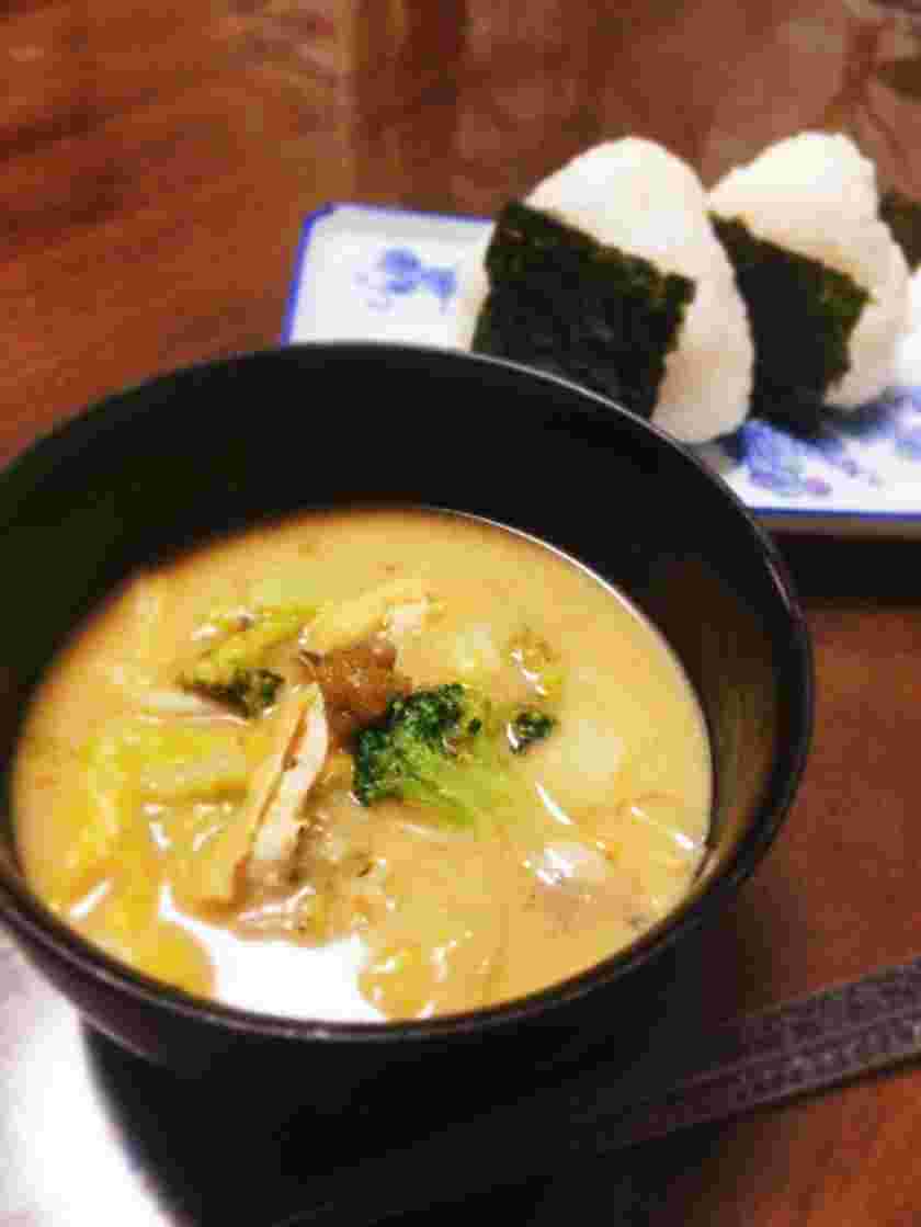 人気の汁物の野菜と甘酒の味噌汁