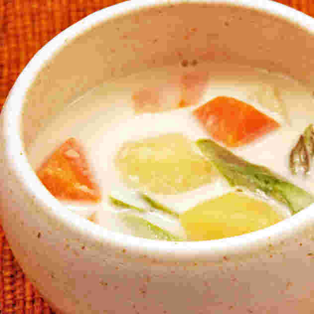 人気の汁物の野菜とベーコンの味噌汁