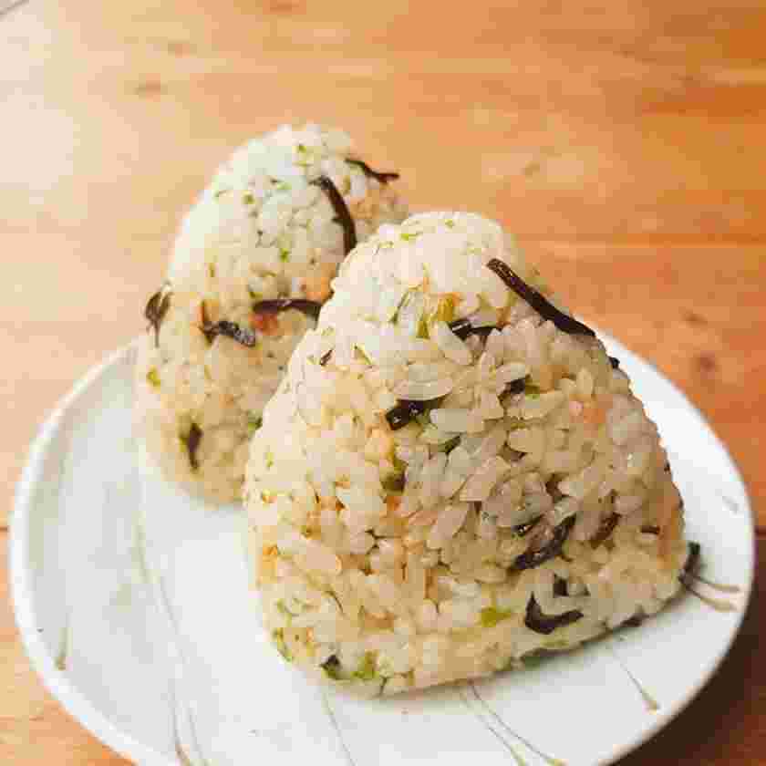 塩昆布と天かすとめんつゆのおにぎり