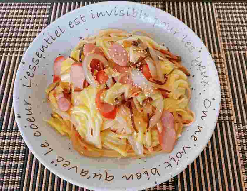 キャベツ塩昆布ウインナーの和風パスタ