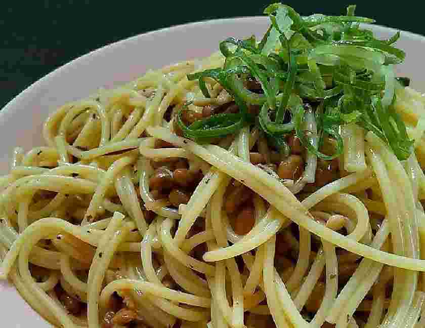 納豆となめ茸の塩昆布ゆかりパスタ
