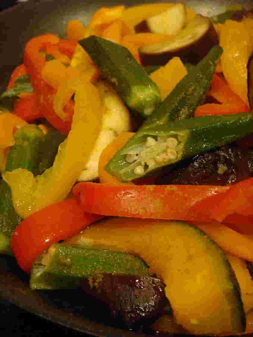 カレーの献立におすすめのオクラと夏野菜のサブジ